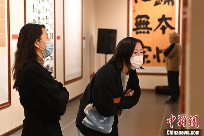 圖為甘肅蘭州，參展書法作品吸引參觀者。 中新社記者 李亞龍 攝