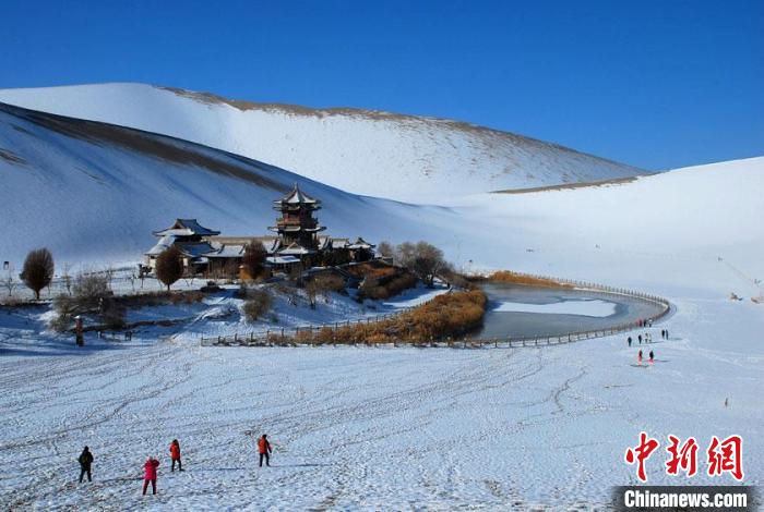 敦煌市鳴沙山月牙泉雪景如畫。(資料圖) 張曉亮 　攝