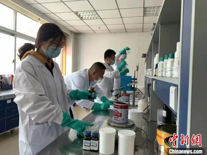 圖為肖菲(前一)帶領(lǐng)團(tuán)隊研發(fā)水性涂料。(資料圖) 受訪者供圖