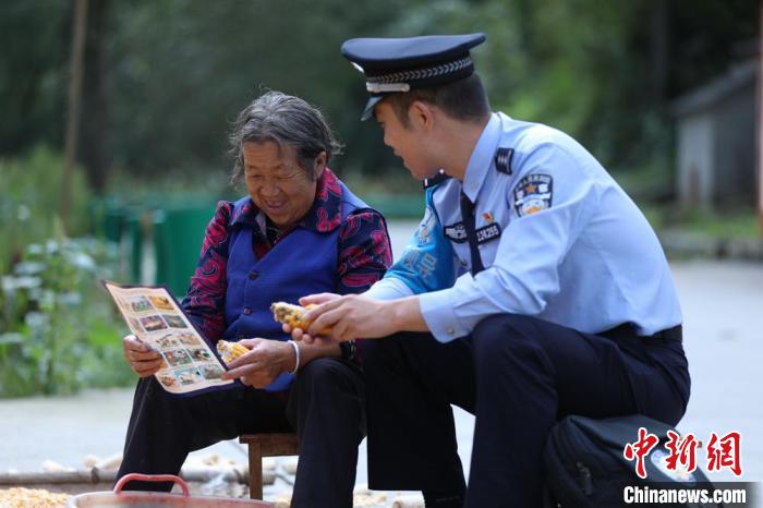 圖為民警背警務(wù)小包給民眾宣講政策。(資料圖) 甘肅省公安廳供圖