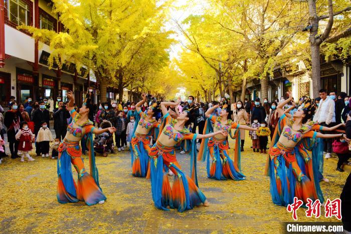 圖為秦州區(qū)文旅局組織的舞蹈隊(duì)帶來的舞蹈《絲路》?！∏刂輩^(qū)委宣布供圖