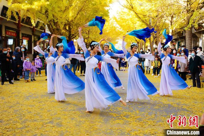 圖為秦州區(qū)文旅局組織的舞蹈隊(duì)帶來的舞蹈《萬疆》。　秦州區(qū)委宣布供圖