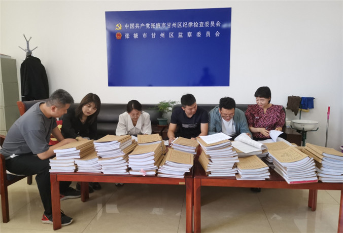 甘州區(qū)紀(jì)檢監(jiān)察干部會(huì)同財(cái)政、審計(jì)工作人員開(kāi)展玉米制種款管理使用清查工作.jpg