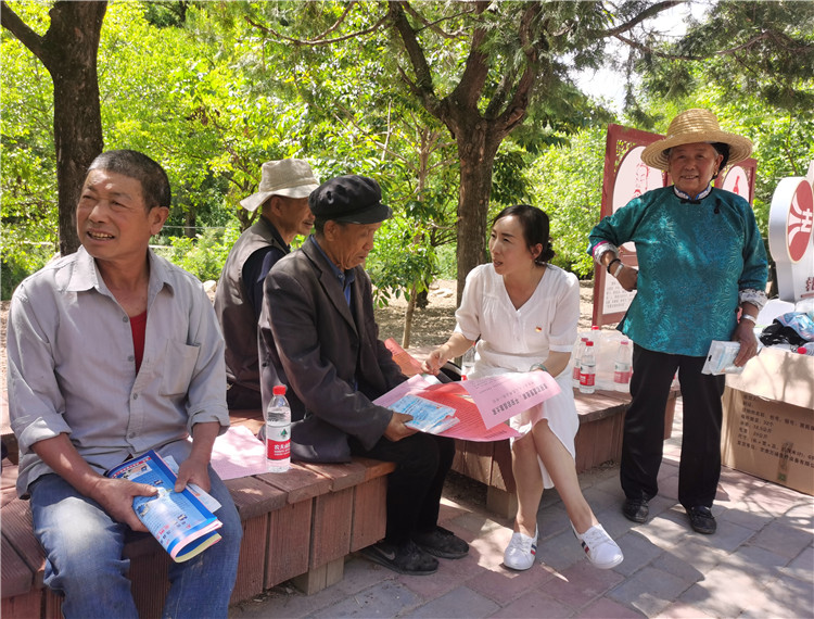 5.宕昌縣新城子藏族鄉(xiāng)紀(jì)委開展信訪舉報(bào)宣傳，幫助廣大基層黨員干部提高黨紀(jì)法規(guī)意識(shí).jpg