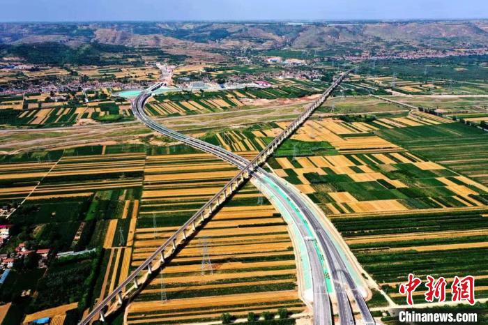 圖為甘肅境內(nèi)的高速公路。(資料圖) 甘肅省交通運輸廳供圖