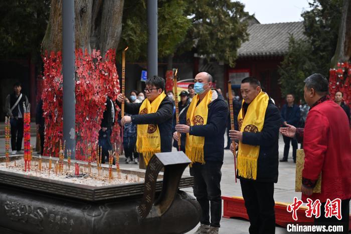 在甘肅天水市伏羲廟內(nèi)，參祭者雙手持香，祭拜人文始祖伏羲?！±顏嘄?攝