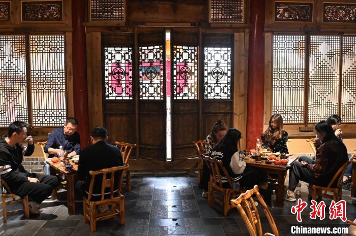 圖為甘肅天水市秦州區(qū)平南鎮(zhèn)蘇灣村民俗莊園內(nèi)的“圍爐煮茶”網(wǎng)紅打卡點(diǎn)。(資料圖) 李亞龍 攝