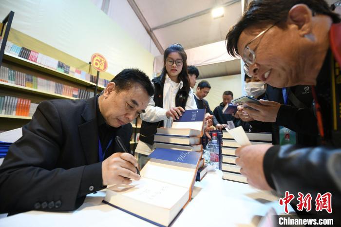 圖為作家王躍文現(xiàn)場簽名售書?！×赫赵?攝