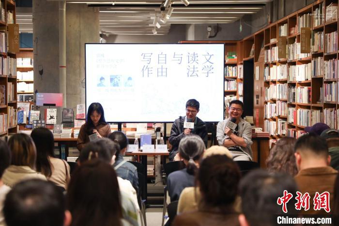 《至少還有文學(xué)》推出：在今天，我們?yōu)槭裁催€需要文學(xué)？