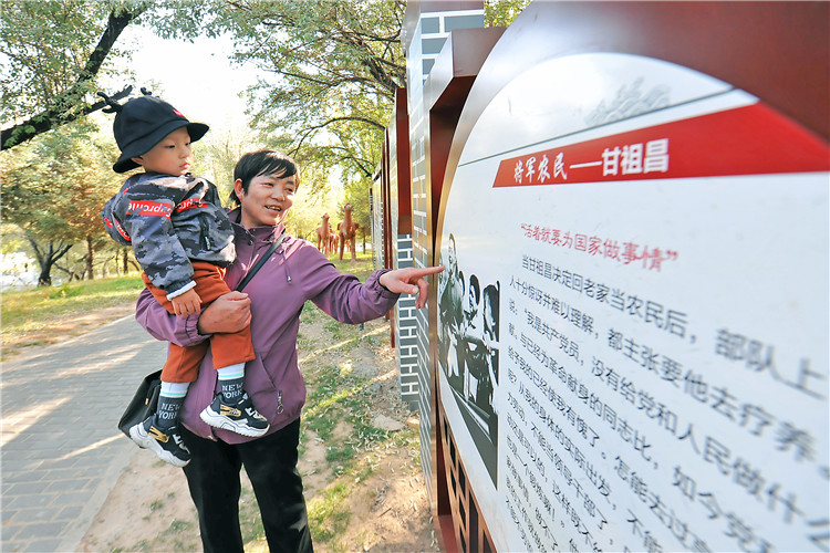 嘉峪關(guān)市紀(jì)委監(jiān)委通過(guò)實(shí)施“政治鑄廉、教育促廉、文化育廉、陣地助廉、監(jiān)督固廉”等“五廉”行動(dòng)，深入推進(jìn)新時(shí)代廉潔文化建設(shè)。圖為市民在迎賓湖絲路廉潔文化主題公園“勤廉楷模墻”接受廉潔文化教育。.jpg