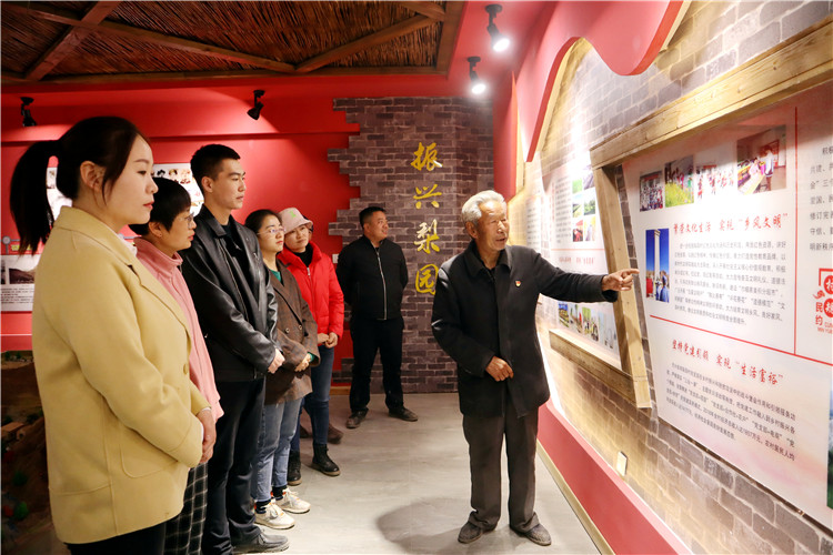 2.臨澤縣倪家營(yíng)鎮(zhèn)梨園村老支書(shū)科保元在紅色記憶館向青年干部講述紅西路軍在梨園口浴血奮戰(zhàn)的故事.JPG