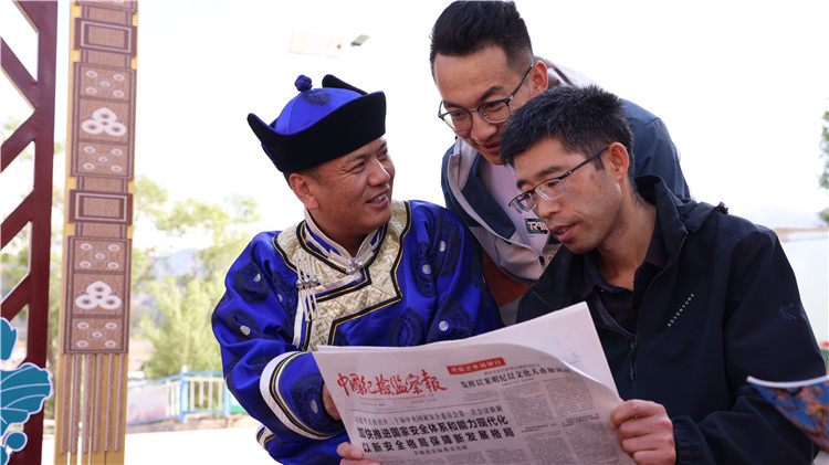 2023年6月8日，甘肅省張掖市肅南裕固族自治縣紅灣寺鎮(zhèn)紀(jì)委工作人員在一小區(qū)廉政文化主題廣場(chǎng)與社區(qū)居民拉家常，宣傳廉潔知識(shí)，共話廉潔文化.jpg