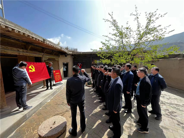 圖為臨夏州紀(jì)委監(jiān)委組織黨員干部在東鄉(xiāng)縣布塄溝黨史教育基地開(kāi)展革命教育活動(dòng)，賡續(xù)紅色血脈、汲取奮進(jìn)力量、激發(fā)干事熱情。.png