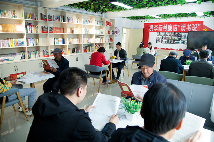 隴南市禮縣開(kāi)展廉潔書(shū)籍進(jìn)農(nóng)家書(shū)屋活動(dòng)，圖為羅壩鎮(zhèn)鞏李新村舉辦的“廉潔讀書(shū)班”。.jpg