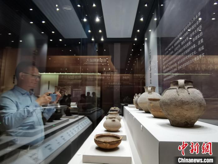 圖為河湟文化博物館展陳的陶器?！?zhí)砀?攝