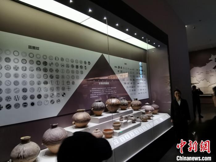 圖為河湟文化博物館展示的當(dāng)?shù)爻鐾敛侍盏募y飾類別。　張?zhí)砀?攝