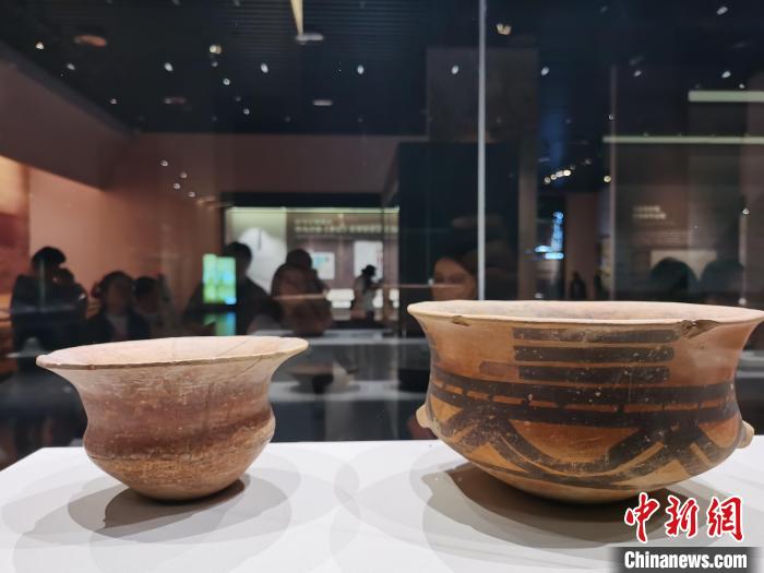 圖為河湟文化博物館展陳的陶器。　張?zhí)砀?攝