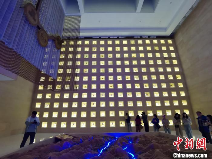 圖為河湟文化博物館序廳的左右彩陶墻放置的374件彩陶。　張?zhí)砀?攝