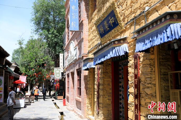 圖為平安驛·河湟民俗文化體驗(yàn)地的門店?！⊙Φ?攝