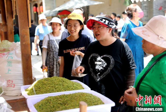圖為民眾購買青海特色小吃?！⊙Φ?攝
