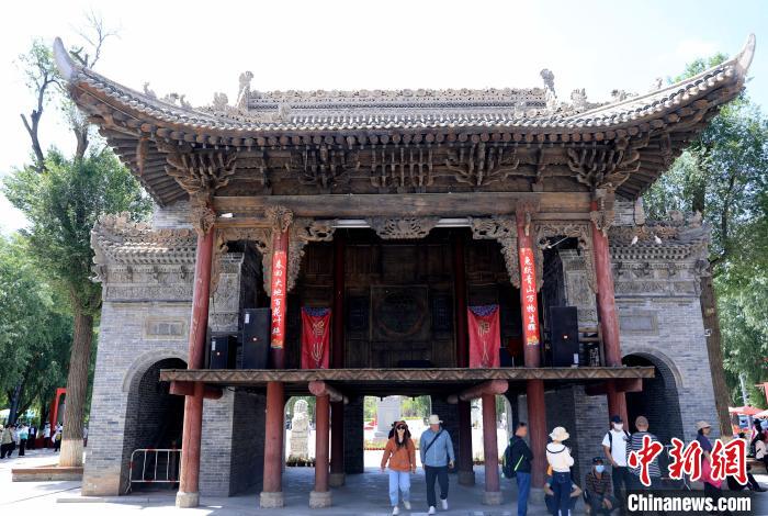 圖為平安驛·河湟民俗文化體驗(yàn)地的戲樓。　薛蒂 攝