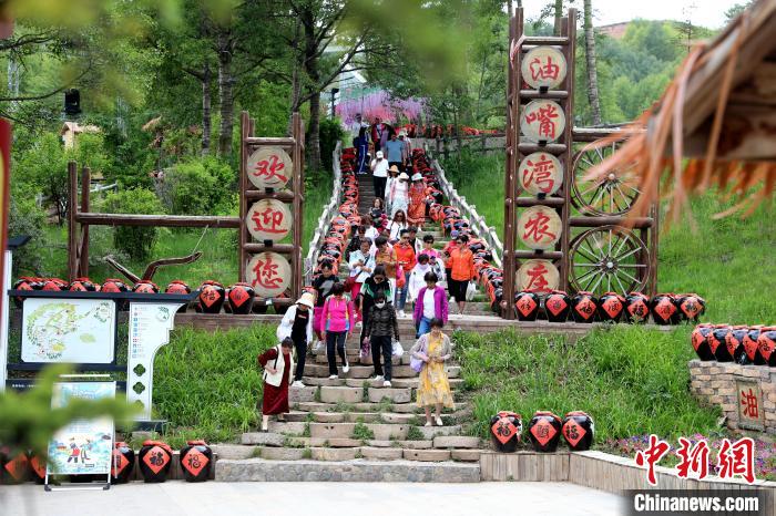 圖為油嘴灣生態(tài)文化景區(qū)的游客?！⊙Φ?攝