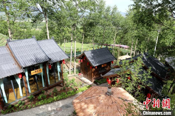 圖為景區(qū)內(nèi)依山而建的民宿?！⊙Φ?攝