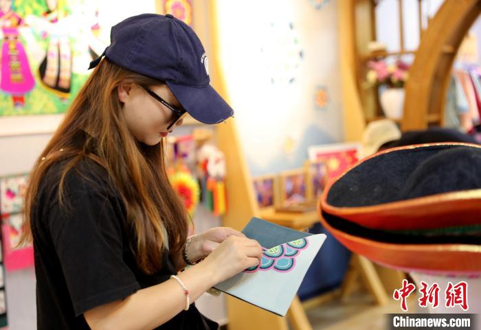 圖為民眾體驗國家級非遺項目盤繡技藝?！⊙Φ?攝
