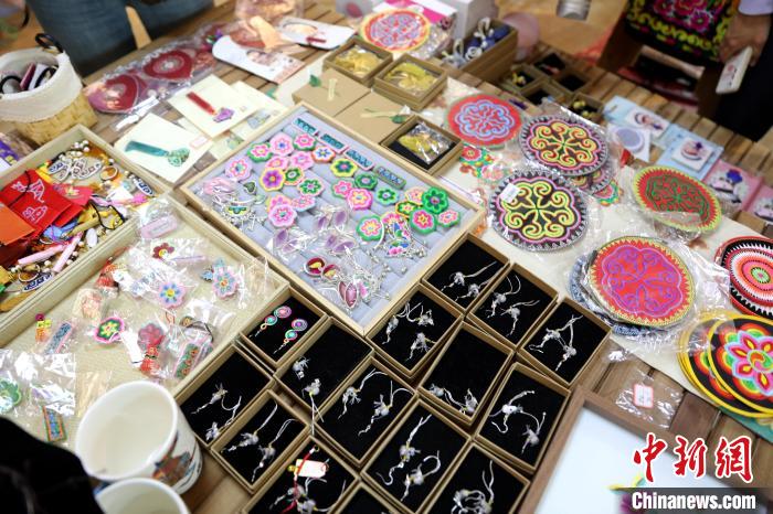 圖為盤繡作品?！⊙Φ?攝