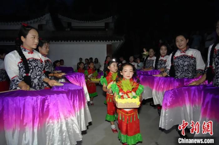 甘肅省西和縣姜席鎮(zhèn)晚霞湖畔，當(dāng)?shù)孛耖g舉行盛大的乞巧儀式。魏朵朵 攝