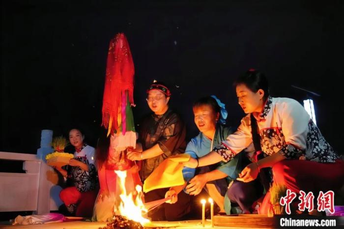 持續(xù)七天八夜的乞巧節(jié)正在西漢水上游的甘肅省西和縣進(jìn)行。西和縣姜席鎮(zhèn)晚霞湖畔，民眾“巧頭”點(diǎn)蠟、炷香、焚裱紙、跪拜，準(zhǔn)備將“巧娘娘”請(qǐng)進(jìn)院。魏朵朵 攝
