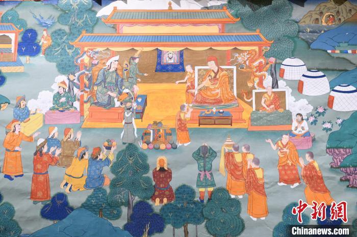 8月20日，在蘭州市博物館展出的大型歷史題材卷軸唐卡“涼州會盟”。　戴文昌 攝