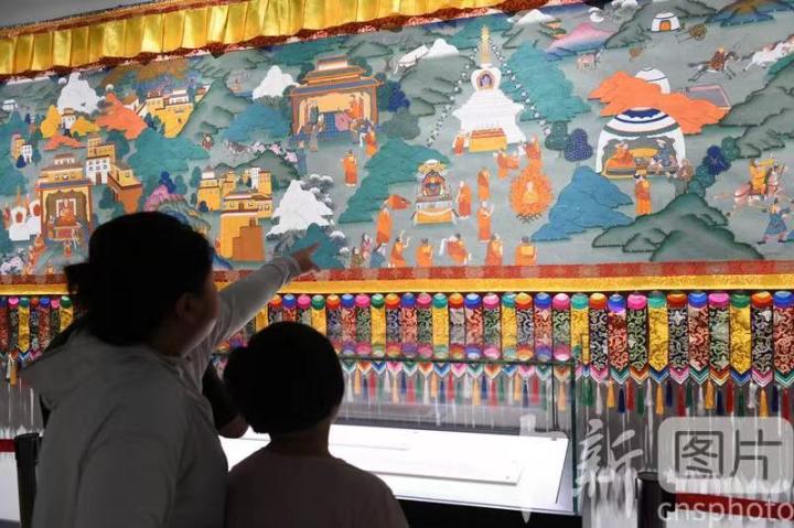 圖為觀眾觀看唐卡《涼州會盟》。 中新社記者 戴文昌 攝