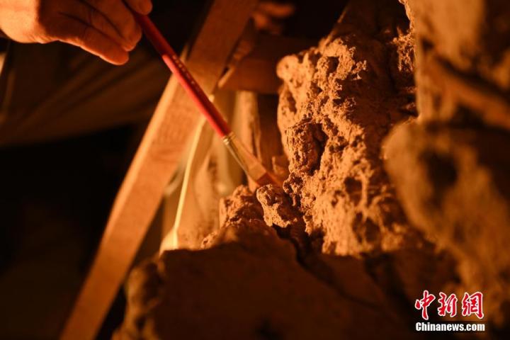8月25日，文物修復(fù)師牟常有進行文物修復(fù)工作。