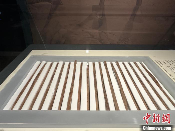 圖為甘肅簡牘博物館展陳的漢簡。中新社記者 戴文昌 攝