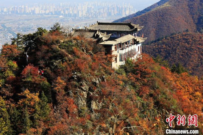 深秋，位于蘭州市榆中縣的興隆山，漫山遍野成五彩顏色。張?zhí)鞂?攝