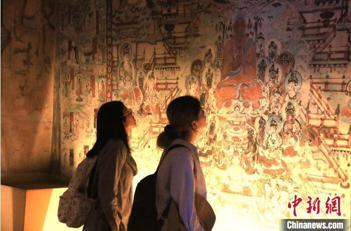 2023年8月27日，游客在甘肅省敦煌市博物館參觀文物展。張曉亮 攝(資料圖)