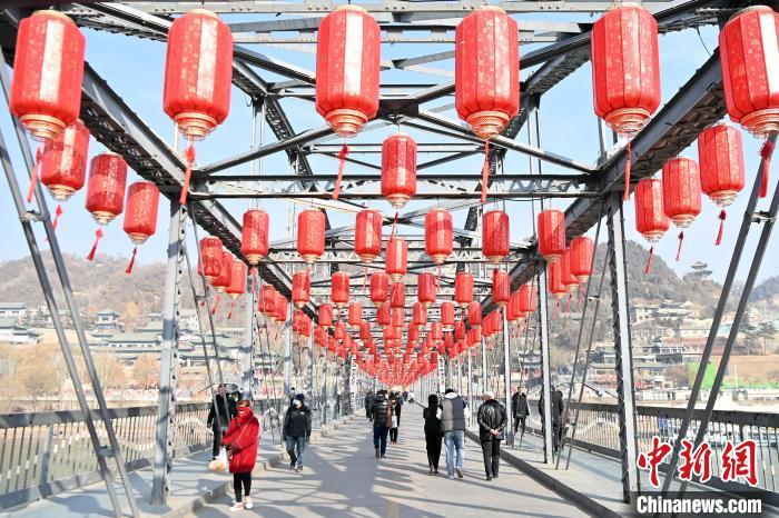 1月30日，裝扮一新的中山橋?yàn)榧磳⒌絹淼男麓杭压?jié)增添節(jié)日氛圍。九美旦增 攝</p><p>