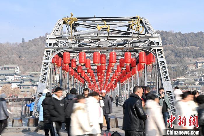 1月30日，裝扮一新的中山橋?yàn)榧磳⒌絹淼男麓杭压?jié)增添節(jié)日氛圍。九美旦增攝</p><p>