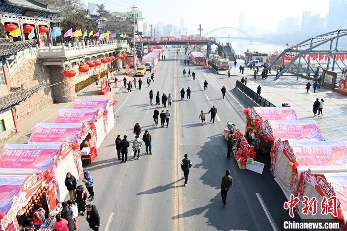 1月30日，蘭州黃河畔的年貨集市吸引顧客選購(gòu)年貨。九美旦增 攝</p><p>