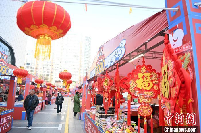 1月30日，蘭州街頭琳瑯滿目的年貨吸引顧客選購(gòu)。九美旦增 攝</p><p>