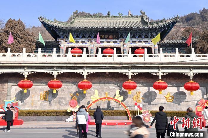 1月30日，裝扮一新的蘭州白塔山公園節(jié)日氛圍濃厚。九美旦增 攝</p><p>