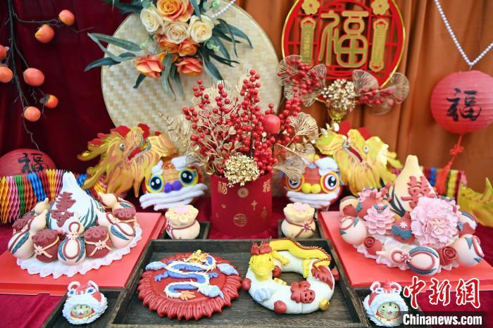 1月25日，春節(jié)臨近，蘭州一花饃店“龍”元素花饃熱銷。圖為展出的“龍”元素花饃。九美旦增 攝