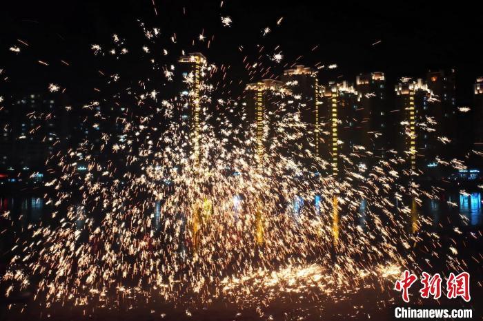 “過年打鐵花”是臨夏州永靖縣的民俗傳統(tǒng)。這項民俗表演，其實有著硬核技術(shù)作支撐，那就是入選國家級非遺的“永靖王氏生鐵冶鑄技藝”。侯奇志 攝</p>
<p>
