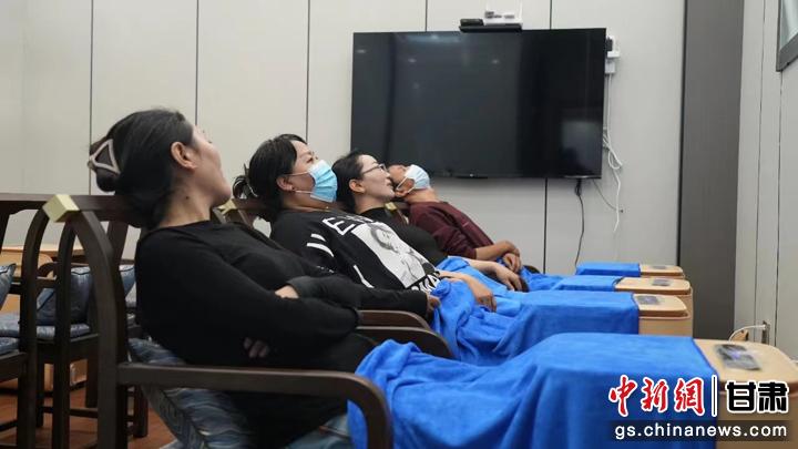 圖為當地居民體驗藏醫(yī)院診療。卓瑪草 攝