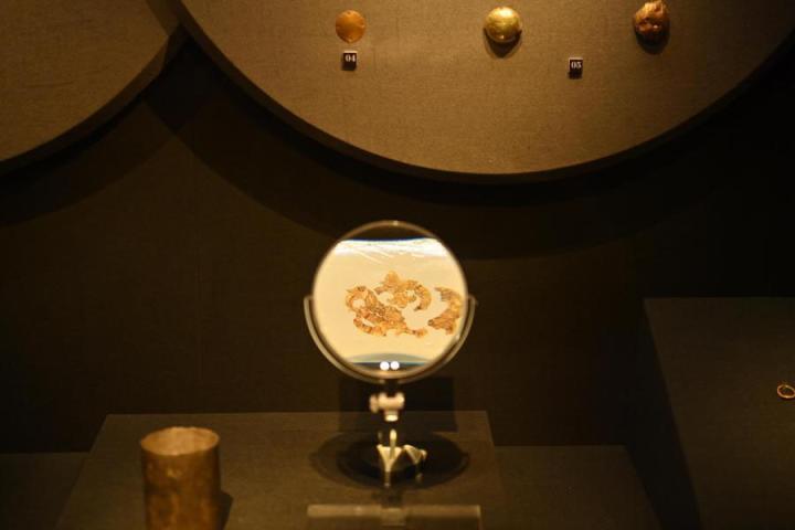張家川縣馬家塬車輿博物館展陳的馬家塬遺址出土的金飾。李亞龍 攝　