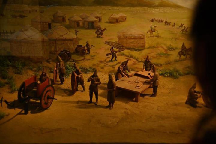 在張家川縣馬家塬車輿博物館展陳的關(guān)于戰(zhàn)國西戎車輿制作過程的模型。李亞龍 攝