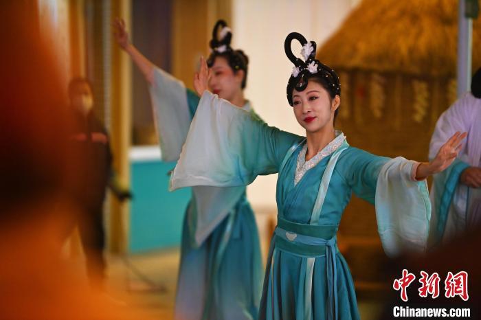 圖為工作人員進(jìn)行舞蹈表演。李亞龍 攝</p>
<p>