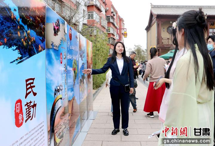 3月下旬，民勤縣在天水啟漢樓廣場(chǎng)舉行推介會(huì)，宣傳本地旅游資源和農(nóng)特優(yōu)產(chǎn)品。圖為工作人員向游客介紹民勤自然風(fēng)光、歷史文化。馬愛(ài)彬 攝