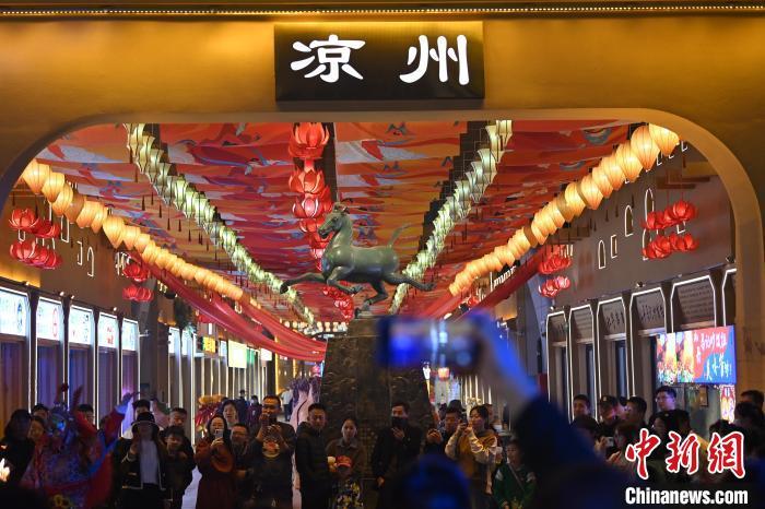 圖為游人拍攝煥然一新亮相的街區(qū)。李亞龍 攝</p><p>